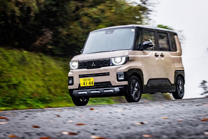 プラットフォームは先代モデルの改良進化型。これは姉妹車の「三菱eKスペース」「日産ルークス」と同様だが、前後のショックアブソーバーには乗り心地とライントレース性を高次元で両立したというカヤバの「プロスムース」を軽および三菱自動車として初採用し、専用チューニングを行っている。