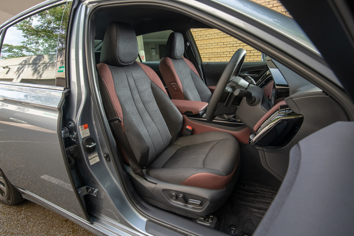 シートの形状は全車同じで、グレードによって多彩な表皮が設定される。「G」（写真）の場合はファブリック素材が標準となる。