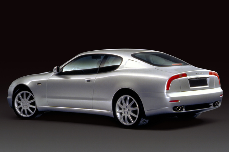 イタルデザイン・ジウジアーロがデザインを手がけた、1998年デビューの「マセラティ3200GT」。印象的なテールランプのデザインは不評だったようで、後継モデルの「マセラティ・クーペ」ではいたって普通な形となってしまった。