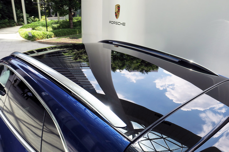 ポルシェ・タイカン4クロスツーリスモ（ルーフレール）