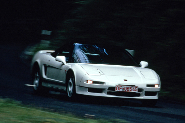 ホンダのスポーツイメージを一身に担って登場した「NSX」。1992年には、「タイプR」の名を冠する初のモデル「NSXタイプR」が追加された。