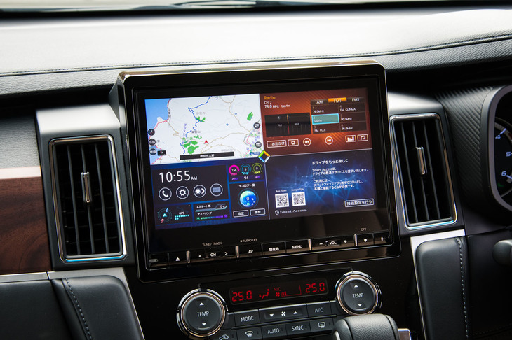 インパネのセンターには10.1型の大型タッチスクリーンが備わる。画面真ん中のひし形を動かすことで、オーディオ、マップ、アプリケーション、ツールからなる4つの表示領域を直感的に変更できる。