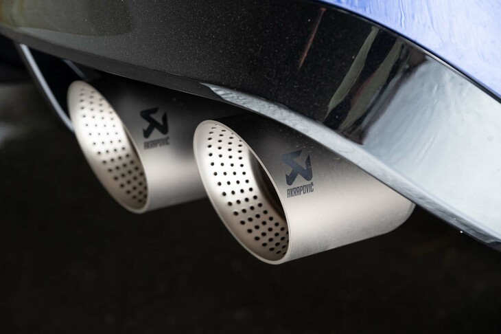 チタンエキゾーストシステムが鈍い光を放つ。4本出しのそれぞれに「AKRAPOVIC」のロゴが記される。