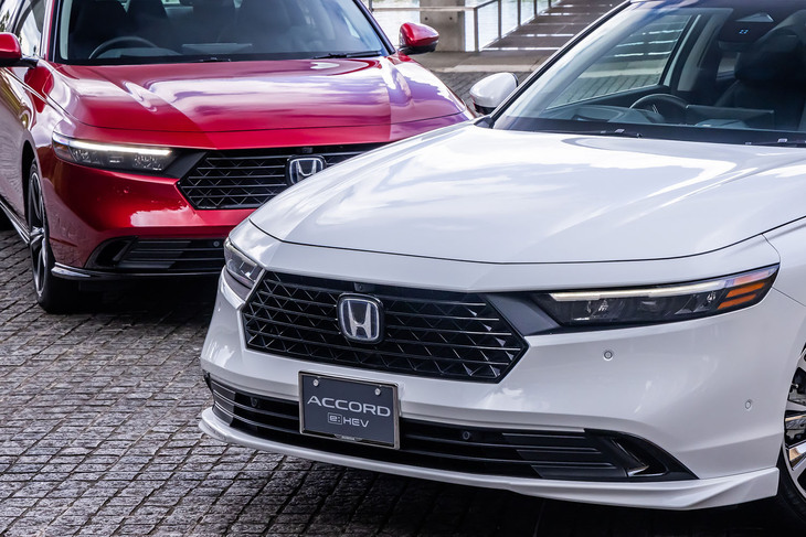 「ホンダ・アコード」純正アクセサリー装着車両「ツーリングライン」（写真右）とアコード（写真左）。