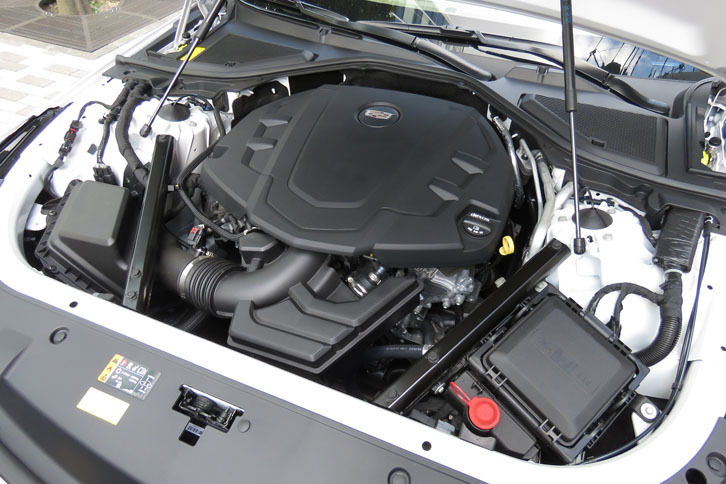 「CT6プラチナム」の3.6リッターV6 DOHCエンジン。最高出力340ps（250kW）、最大トルク39.4kgm（386Nm）を誇り、4輪を駆動して1920kgのボディーを軽々と走らせる。