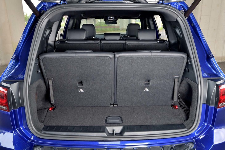 すべてのシートを使ってフル乗車した際の荷室容量は130リッター。3列目のシートは、写真の赤いベルトを引くことで荷室側からも倒せる。グレーのベルトは復帰用。