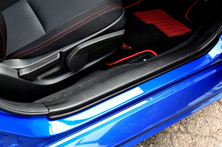 スバルWRX STIタイプRA-R（サイドシル）