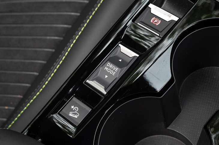 ドライブモードは「ノーマル」「エコ」「スポーツ」の3種類。FWD車のみの設定ながらヒルディセントコントロールも備わっている。