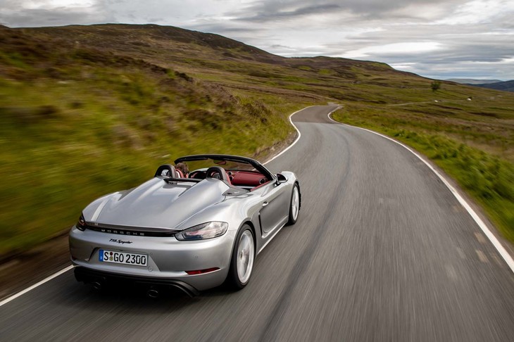 両車とも、エンジンにはスタート／ストップ機能と、部分負荷時にシリンダーの片バンクを休止する機能が備わる。NEDC複合サイクルの燃費値は、ともに10.9リッター/100km（約9.1km/リッター）。