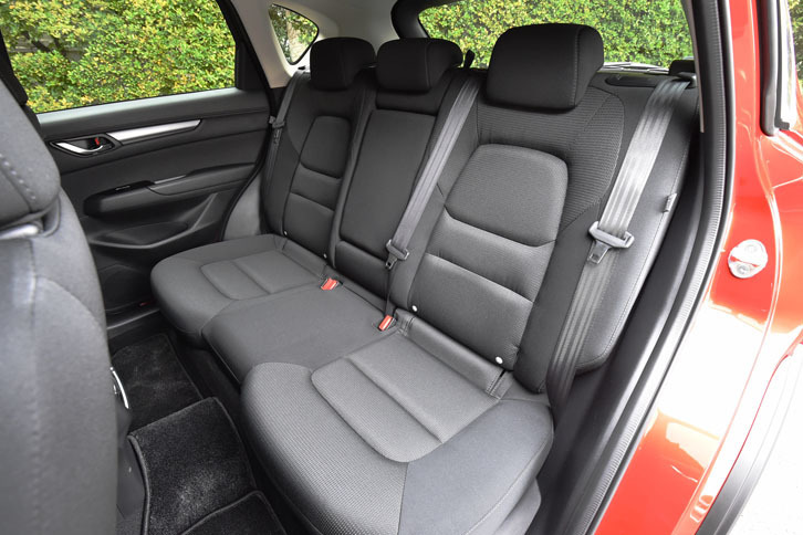 後席には2段階リクライニング機構と、4：2：4分割可倒機構が備わる。