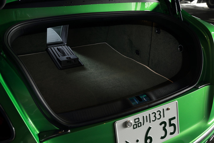 トランクルームの容量は358リッター。アームレストスルー機構が備わっており、長さのある荷物も積むことができる。