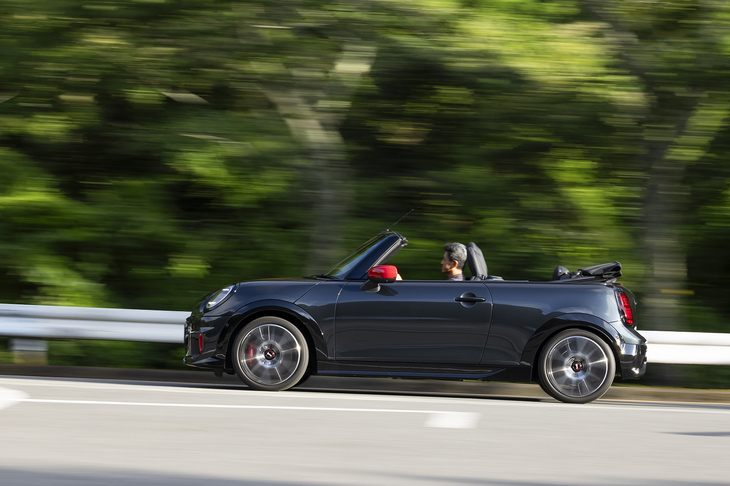 【MINIジョンクーパーワークス コンバーチブル】
	ボディーサイズ：全長×全幅×全高＝3880×1745×1435mm／ホイールベース：2495mm／車重：1430kg／駆動方式：FF／エンジン：2リッター直4 DOHC 16バルブ ターボ／トランスミッション：7段AT／最高出力：231PS（170kW）/5000rpm／最大トルク：最大トルク：380N・m（38.8kgf・m）/1500-4000rpm／タイヤ：（前）215/40R18 89Y XL／（後）215/40R18 89Y XL（ピレリ・チントゥラートP7）／燃費：14.0km/リッター（WLTCモード）／価格：585万円
	
	【取材時の燃費データ】
	テスト距離：367.3km（市街地2：高速道路6：山岳路2）／使用燃料：31.6リッター（ハイオクガソリン）／参考燃費：11.6km/リッター（満タン法）／11.6km/リッター（車載燃費計計測値）