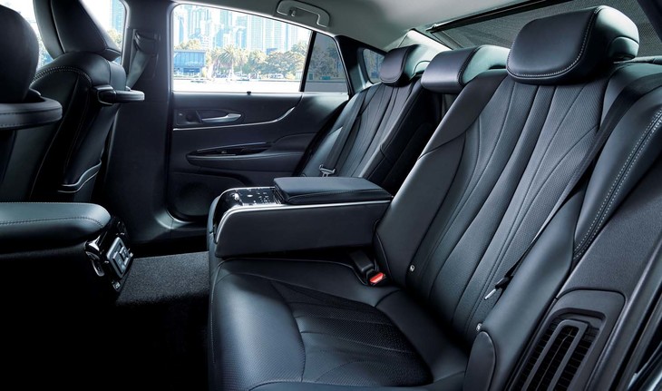 “エグゼクティブパッケージ”グレードの後席。アームレストには空調やシェードの操作スイッチがレイアウトされている。