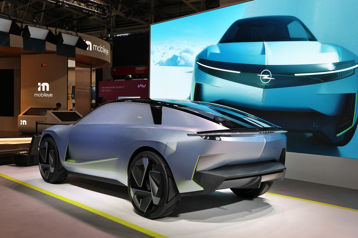 「オペル・エクスペリメンタル」では、CセグメントのボディーサイズでDセグメントの室内空間を実現したことも強調されている。