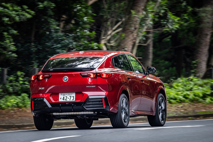 コーナーではロールがきっちりと抑えられ、安定した姿勢のままスポーティーに駆けぬけられる。その走りは実に爽快。アクセルペダルを深く踏み込めば乾いたサウンドが高まり、マニュアルモードなら6500rpmまで引っ張ることができる。