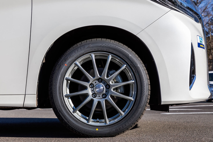 グッドイヤーの「エフィシェントグリップ」シリーズは、快適性とトータルバランスを重視した乗用車向けのタイヤ。これまでは「エコEG02」「コンフォート」「パフォーマンス」の3製品がラインナップされていた。今回の「RVF02」はミニバンへの装着を前提に開発したという。