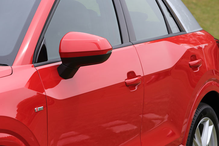 ドアパネルには、ショルダーラインをそぎ落としたような特徴的なデザイン処理が施される。