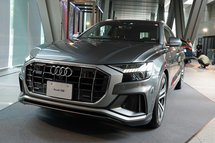 「スポーツクワトロ」と同様、「Q8」もフロントグリル内のブラックの主張が強い。