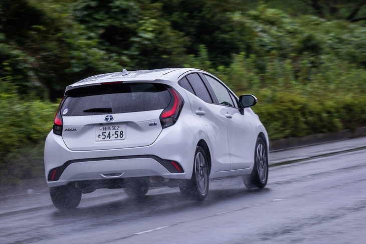 運転支援システムの充実も新型「アクア」のセリングポイント。最新世代の「Toyota Safety Sense」が全車標準装備となり、操舵やブレーキ・アクセルの操作、ギアチェンジなど、駐車時における全操作を車両が支援する「トヨタチームメイト（アドバンストパーク＋パーキングサポートブレーキ）」がオプション設定されている。