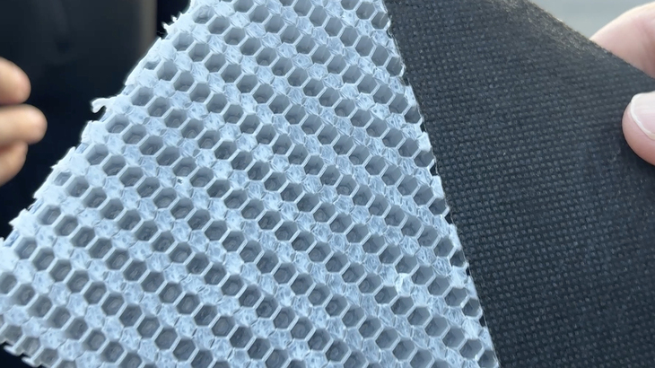 「メタマテリアル」は独自の格子構造が特徴。音を吸収し、熱エネルギーに変換してしまうという優れものだ。