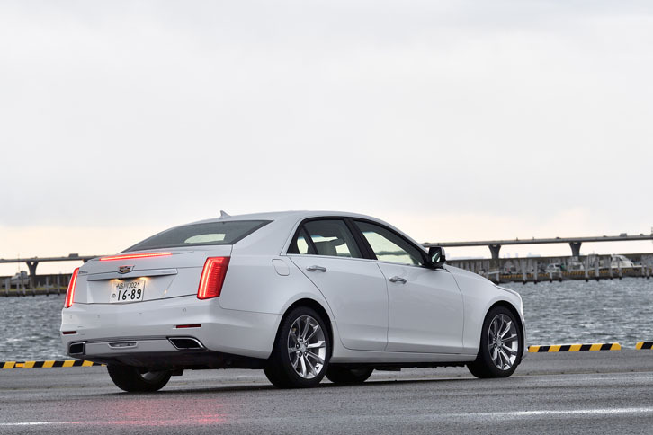 全長4970mmのボディーに、276psの2リッター直4ターボエンジンを搭載する「CTSセダン」。駆動方式は4WDです。その走りや、いかに？　