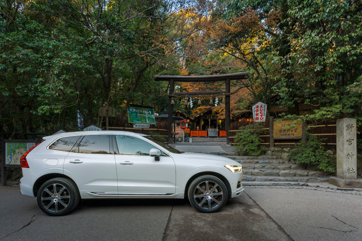 スカンジナビアンデザインによる“整然とした美しさ”をセリングポイントとする「XC60」。後方に向かってキックアップするサイドウィンドウラインも特徴のひとつとなっている。