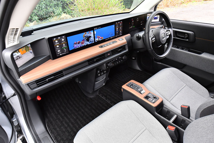 木目調パネルと淡いグレーのファブリックでコーディネートされる「ホンダeアドバンス」のインテリア。クラウドとAI技術を活用した対話型のインフォテインメントシステム「Hondaパーソナルアシスタント」も搭載している。