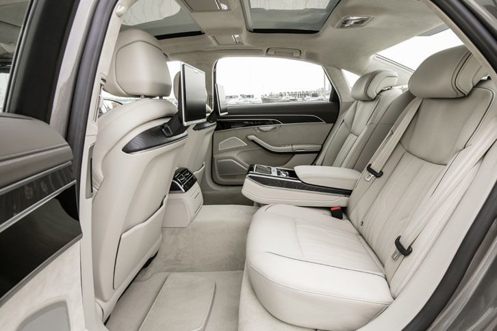 Lモデルのホイールベースは、標準モデルより130mm長い3128mm。従来型のLと比較して、新型の室内長は32mm拡大されている。