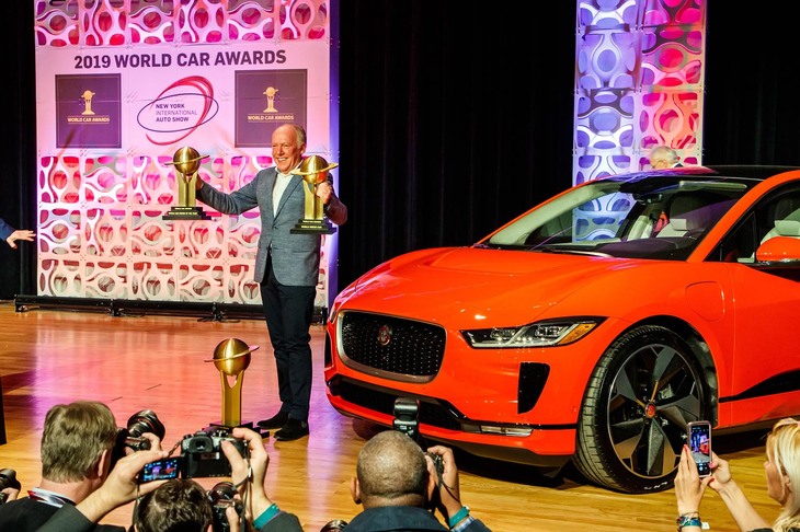 「ワールド・カー・オブ・ザ・イヤー2019」授賞式の様子。写真中央は、受賞を喜ぶジャガーのデザイン・ディレクター、イアン・カラム氏。