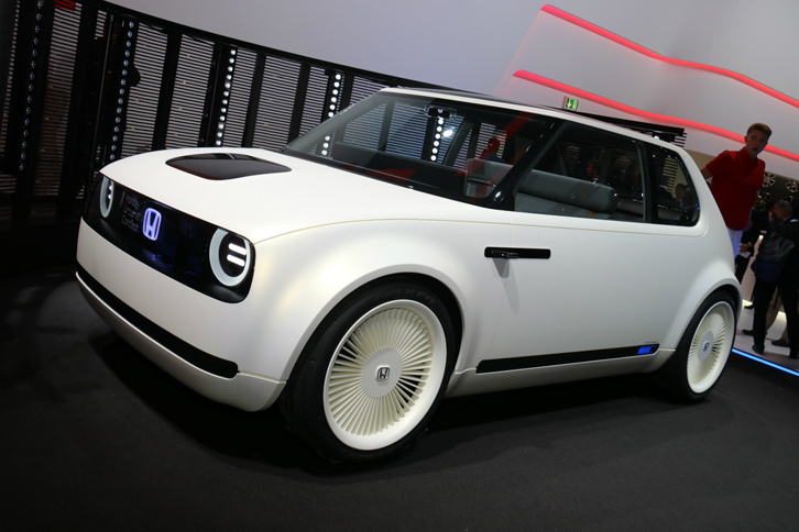 ホンダの「アーバンEVコンセプト」。力強い前後フェンダーアーチをはじめ、デザインは初代「シビック」から着想を得たのは明らかである。