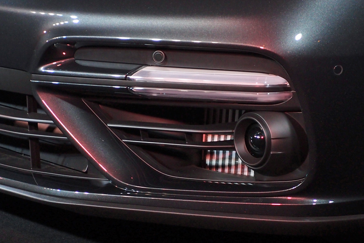 ポルシェ・パナメーラ（フロントのグリルとフォグランプ）