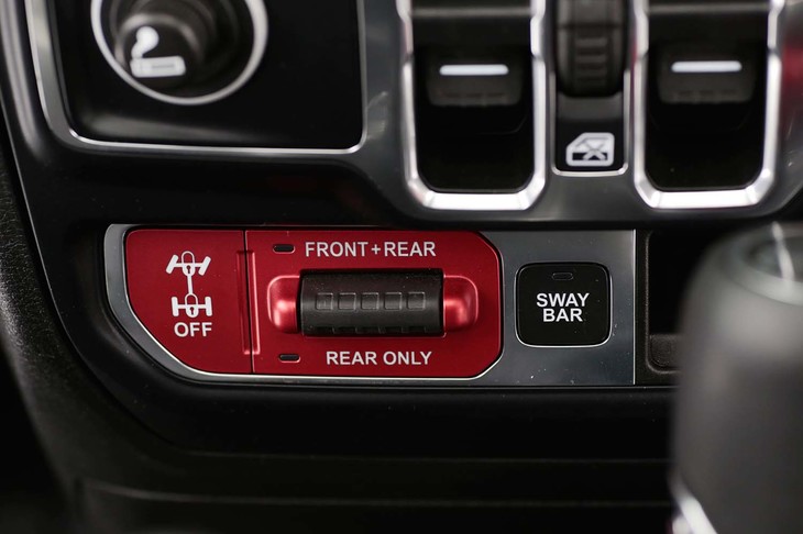 「ルビコン」モデルには、前後のロッキングディファレンシャルや、フロントスタビライザー（スウェイバー）の切り離し機構が備わる。写真は、それらの制御スイッチ。