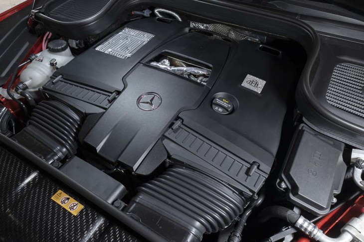 フロントに積まれる4リッターV8ツインターボの「M177」エンジンは48Vマイルドハイブリッド化されているだけでなく4気筒休止機構も備えている。