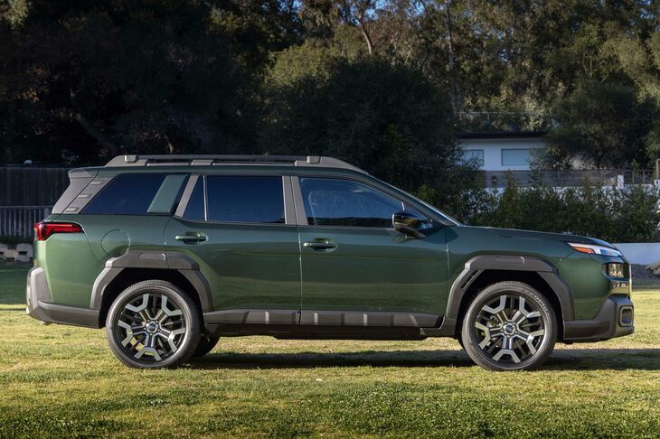 ステーションワゴンとSUVのクロスオーバーだった先代とは異なり、かなり本格SUV寄りのスタイリングとなった。