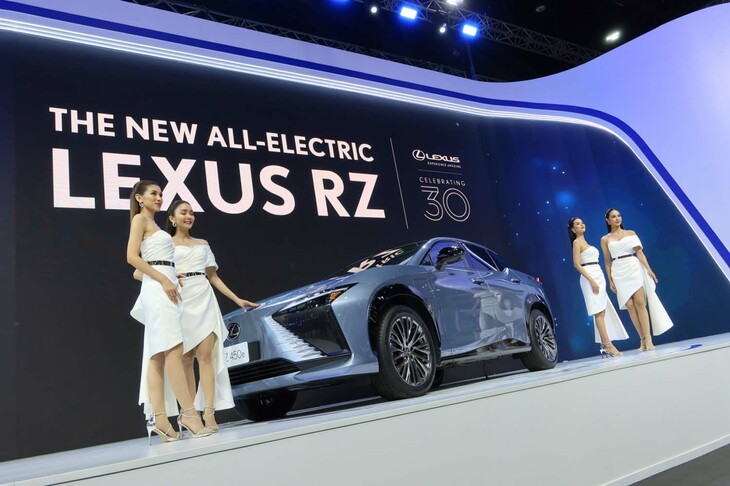 レクサスの最新電気自動車「RZ」も披露された。