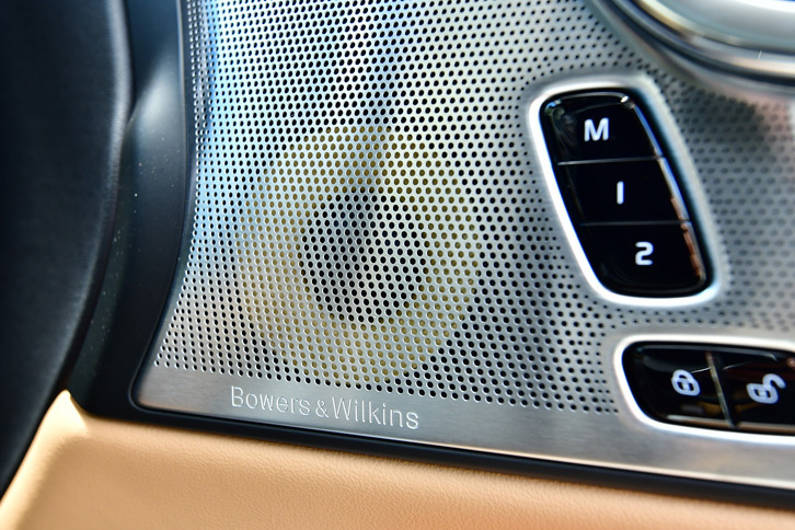 試乗車にはオプション装備となる、Bowers & Wilkinsプレミアムサウンド・オーディオシステムが搭載されていた。