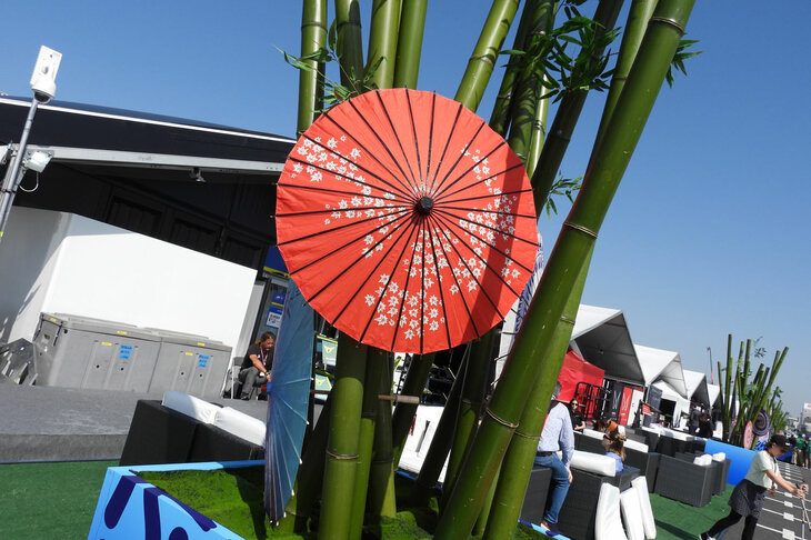 各スペースに飾られた青竹と唐傘に、「そういえば、記者会見が行われた29日は雨だったよな」と思い出す。決勝当日は晴天に恵まれて、本当によかった。