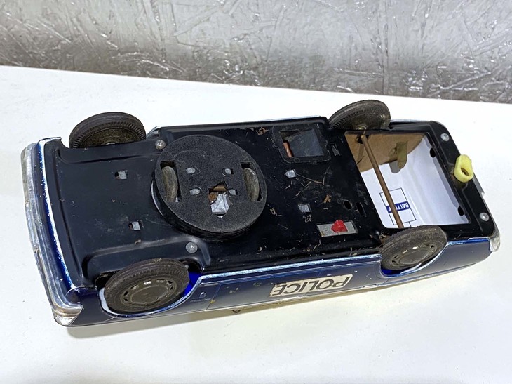 底面。危険な加工部分が見当たらないのは見事。