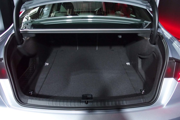 新型「A6セダン」の荷室容量は530リッター。荷室幅1050mm、奥行き1194mmを確保している。
