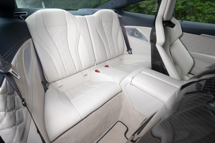 惜しげもなく本革が使われたリアシート。めったに使われないであろう“＋2”の乗車スペースも、細部までていねいに仕立てられている。