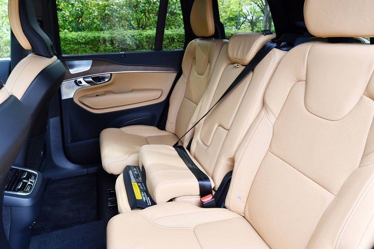 3分割式となる2列目シートは、前席と同様、上質なパーフォレーテッド・ファインナッパレザーで仕立てられている。中央席は、写真のように座面を持ち上げて子供に最適なポジションに変更できる。