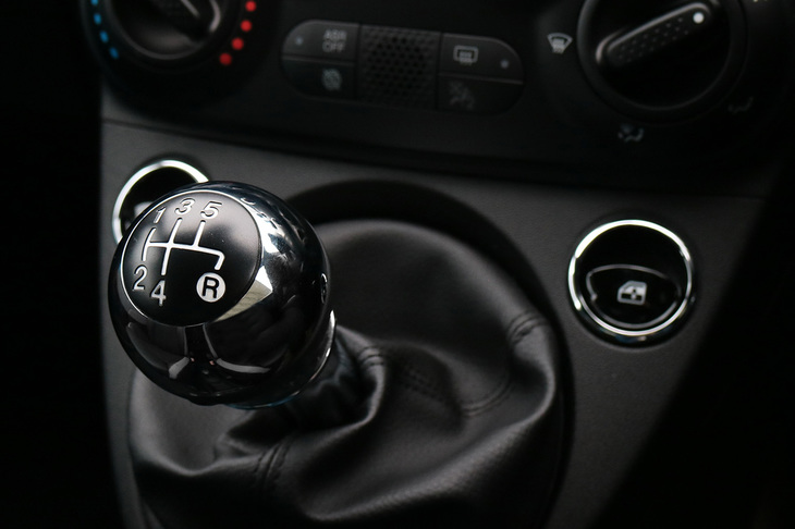 最高出力85psの「ツインエア」に5段MTを組み合わせている。