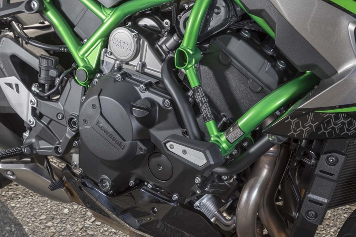 スーパーチャージャーで過給される1リッター直4エンジン。インタークーラーの省略やオイル経路の効率化により、軽量・コンパクト化が図られている。