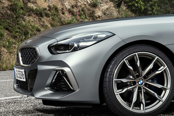 長いフロントオーバーハングによる間延び感を解消するため、先代でも長めだったヘッドランプはさらに巨大化し、横に大きく回り込んだデザインとなった。