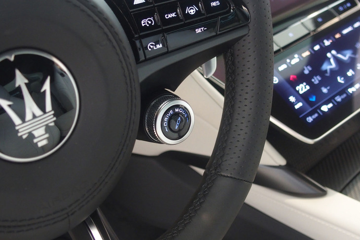 マセラティ・グラントゥーリズモ トロフェオ（ステアリングスイッチ）