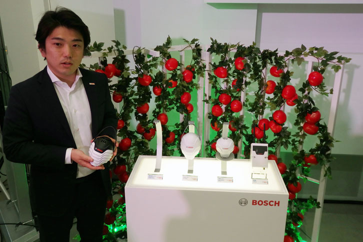 ボッシュの鈴木涼祐プロジェクトリーダーと「プランテクト」のハードウエア。