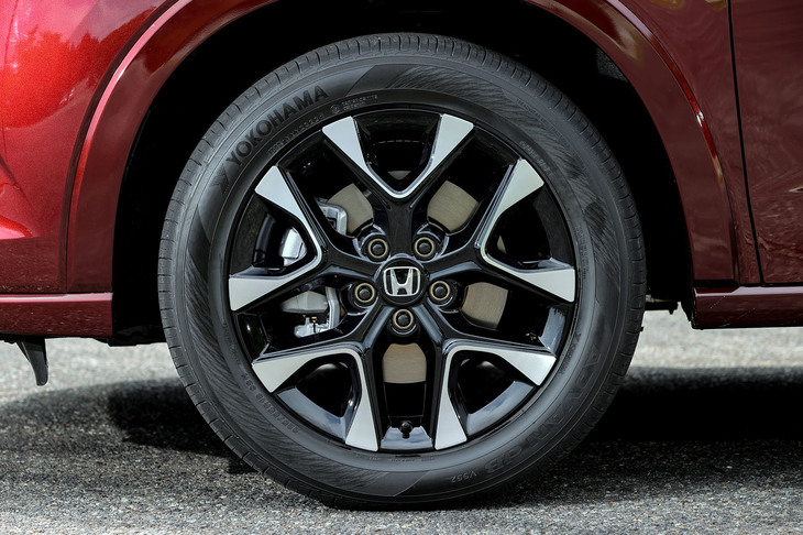 「Z」系のグレードに装備されるブラック塗装＋切削加工の18インチアルミホイール。タイヤサイズは225/55R18で、試乗車には静粛性を追求した横浜ゴムのコンフォートタイヤ「アドバンdB V552」が装着されていた。