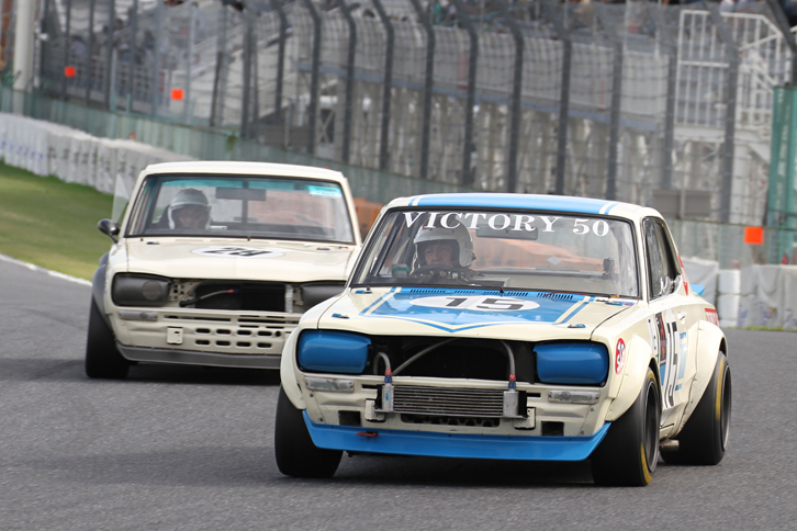 狭くて曲がりくねった筑波では不利なことから、Fレースでは姿が見られなくなっていた通称ハコスカこと「日産スカイライン ハードトップ2000GT-R（KPGC10）」。今回は久々に3台がそろって出走、前を行く1972年「VICTORY50スカイラインGT-R」が6位、後ろの1971年「PNISスカイラインGT-R」が7位となった。