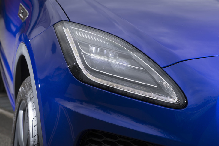 20個のLEDを採用した「マトリックスLEDヘッドライト」。自動的に配光を調節して対向車の眩惑（げんわく）を防ぐ機能も備わる。