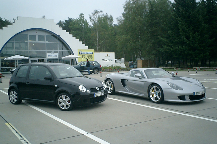 当時、「世界一魅力的なサウンドの持ち主」と感じた「カレラGT」（写真右）には、ドイツ・ベルリンで試乗。左は欧州出張時の“足”としてかの地に置いていた「フォルクスワーゲン・ルポGTI」。